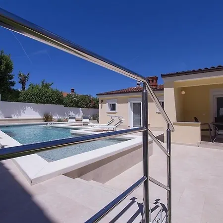 Mit Privatpool Fuer 7 Personen Ca 110 Qm In Banjole, Istrien Istrische Riviera *